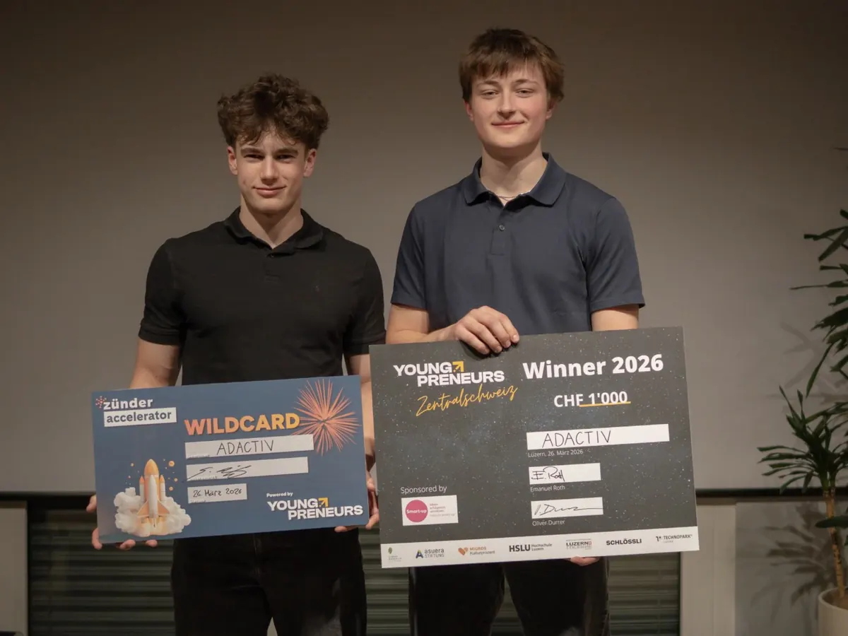 Nino Schuler and Jan Tschümperlin holding the Youngpreneurs Zentralschweiz Winner 2026 cheque and the zünder accelerator wildcard